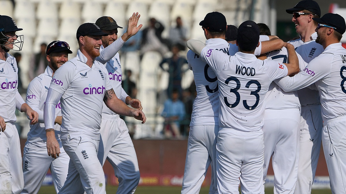 England beat Pakistan by 26 runs to win 2nd Test, seal series