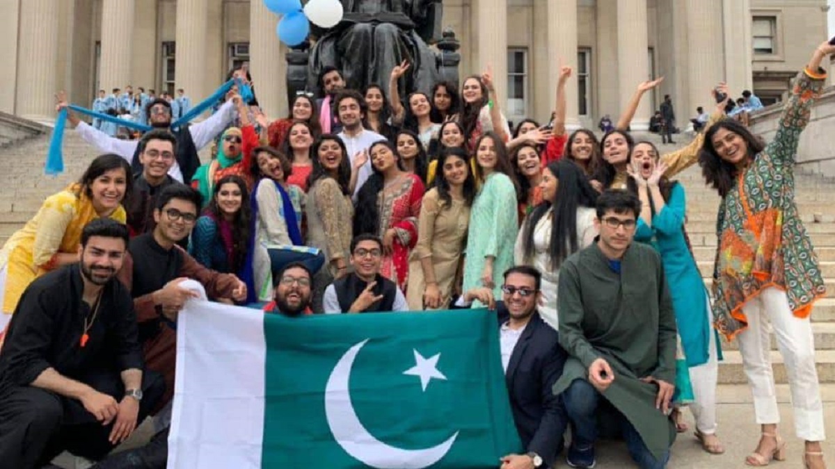 Pakistani Students Abroad Praised For Showcasing National Identity and Culture