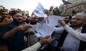 pakistani people gathered to burn electricity bills in karachi