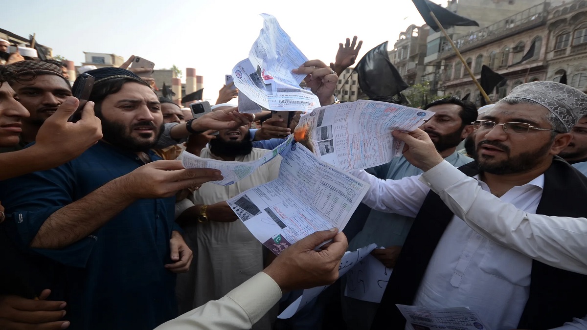 pakistani people gathered to burn electricity bills in karachi